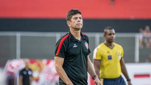 Pietro Carpi/EC Vitória. Buscando subir na tabela, Fabiano Soares se preocupa com setor defensivo do Vitória