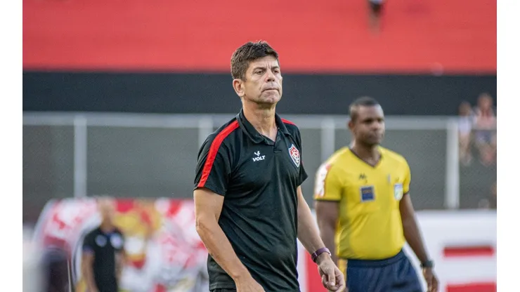 Pietro Carpi/EC Vitória. Buscando subir na tabela, Fabiano Soares se preocupa com setor defensivo do Vitória