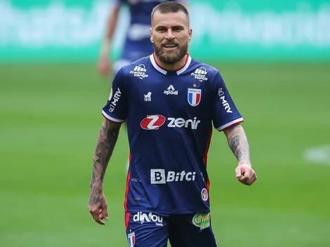 Torcida do Santos puxa ‘Fora Bustos’ e quer ‘queridinho’ de Lucas Lima