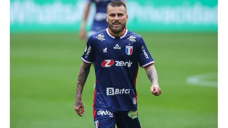 Lucas Lima com a camisa do Fortaleza (Foto: Pedro H. Tesch/AGIF)