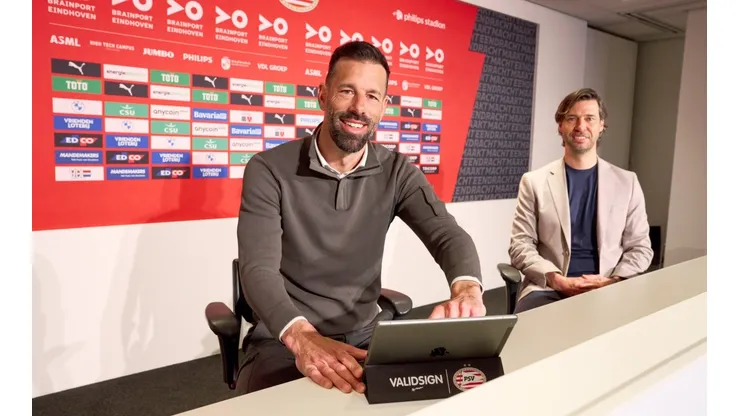 Van Nistelrooy assumiu o comando do PSV (Foto: Divulgação/Getty Images)