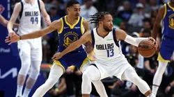 Tom Pennington/Getty Images - Warriors x Mavs enytram em quadra nesta quinta