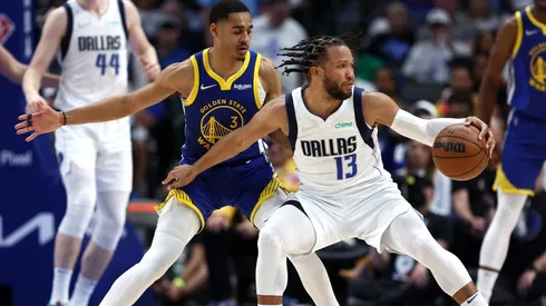 Tom Pennington/Getty Images – Warriors x Mavs enytram em quadra nesta quinta
