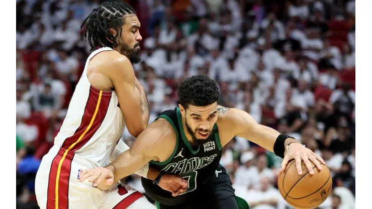 Andy Lyons/Getty Images/ Final de Conferência NBA | Em um jogo cheio de reviravoltas, os Celtics vencem o Miami Heat e viram a decisão.