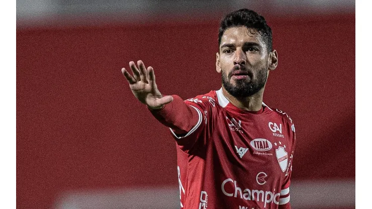 Foto: (Heber Gomes/AGIF) - Alisson Cassiano foi a grande surpresa na última escalação do Vila na Série B