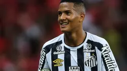 Ângelo com a camisa do Santos (Foto: Pedro H. Tesch/AGIF)