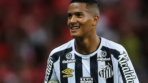 Ângelo com a camisa do Santos (Foto: Pedro H. Tesch/AGIF)