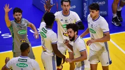 Jogadores do Sada Cruzeiro celebram ponto no jogo contra o Blumenau — Foto: Divulgação/Sada Cruzeiro