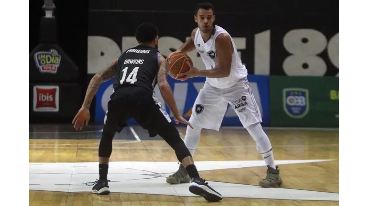 Reprodução/Twitter Botafogo - Coelho em quadra pelo Glorioso