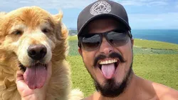Jesse Koz ao lado de seu cachorro, Shurastey; os dois morreram em acidente