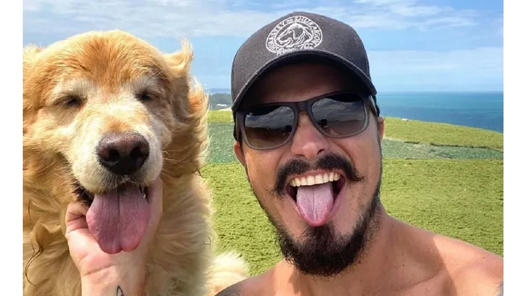 Jesse Koz ao lado de seu cachorro, Shurastey; os dois morreram em acidente