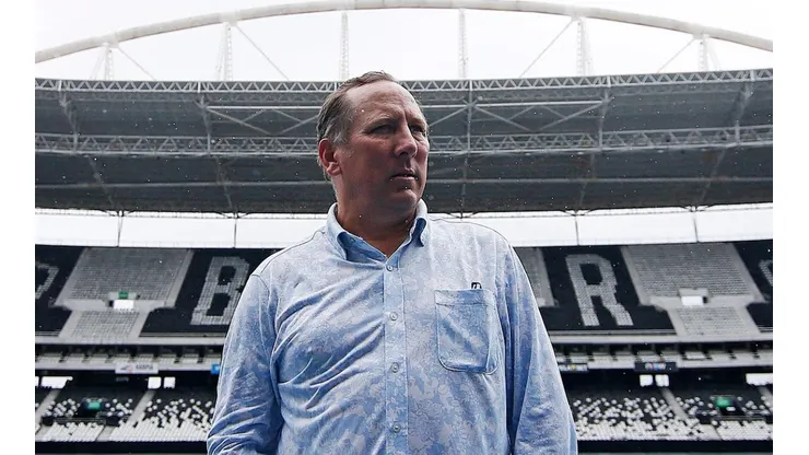 Textor bate o martelo e confirma a permanência de defensor na equipe