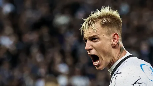 Roger Guedes com a camisa do Corinthians (Foto: Marcello Zambrana/AGIF)