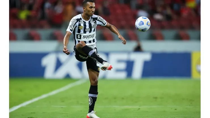 Pedro H. Tesch/AGIF - Lucas Braga fala sobre atuar na lateral pelo Santos