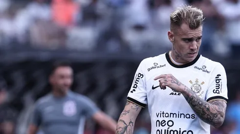 Jornalista relembra histórico de Roger Guedes e destaca atitude de Vítor Pereira