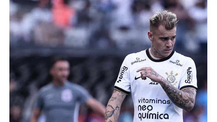 Jornalista relembra histórico de Roger Guedes e destaca atitude de Vítor Pereira