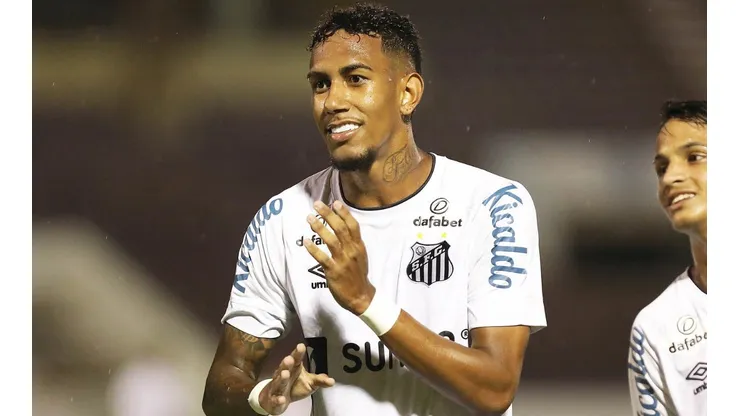 Foto: Pedro Ernesto Guerra Azevedo/Santos FC - Jovem Rwan deve ganhar nova chance diante do Banfield, logo mais, pela Sul-Americana