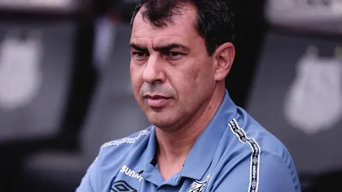 Xodó de Carille perde espaço com Bustos e saída do Santos ganha força