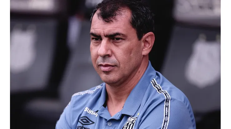 Xodó de Carille perde espaço com Bustos e saída do Santos ganha força