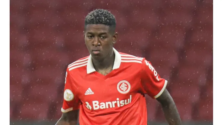 Foto: Maxi Franzoi/AGIF - Com indefinições na zaga, Inter monitora novo nome para a defesa