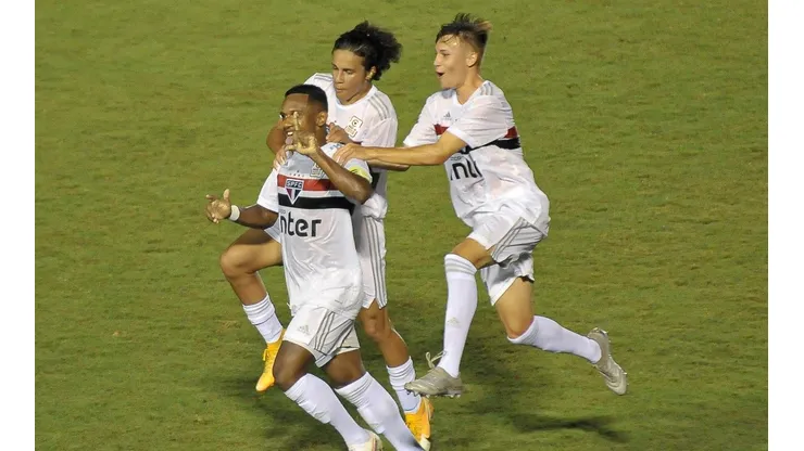 Marquinhos com a camisa do São Paulo (Foto: Jhony Pinho/AGIF)