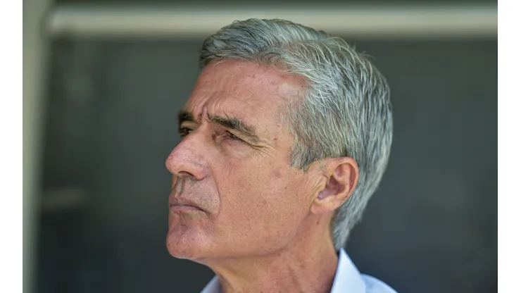 Foto: Thiago Ribeiro/AGIF - Zagueiro desejado por Luís Castro toma decisão sobre futuro