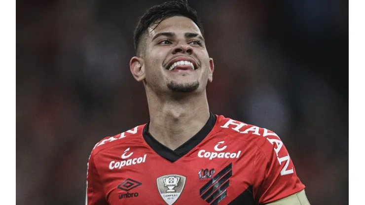 Foto: Matheus Sebenello/AGIF - Bertolucci, agente de Zanocelo, foi responsável pela transferência de Bruno Guimarães (foto) ao Lyon