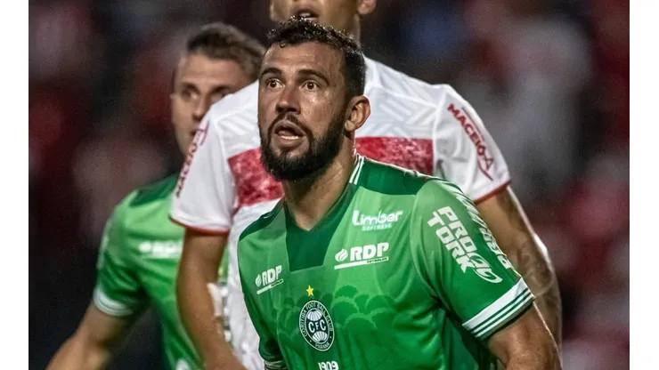Foto: Celio Junior/AGIF - Castán e Henrique vão desfalcar Coritiba por serem expulsos diante do Atlético-GO