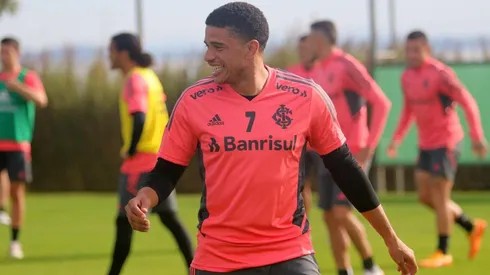 Foto: (Ricardo Duarte/Internacional) - Taison participou de um treino com bola no Inter neste domingo (22) e está mais próximo da volta aos gramados