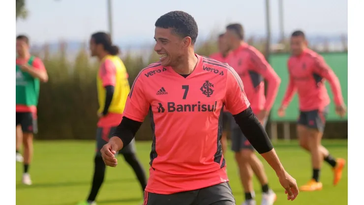 Foto: (Ricardo Duarte/Internacional) - Taison participou de um treino com bola no Inter neste domingo (22) e está mais próximo da volta aos gramados