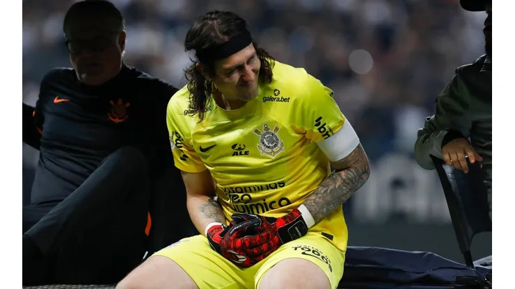 Foto: (Ricardo Moreira/Getty Images) - Grande nome do clássico deste domingo (22), Cássio deixou o campo por conta de uma lesão e preocupou a torcida do Corinthians