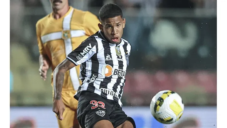 Foto: (Pedro Souza/Atlético) - Savinho brilhou mais uma vez com a camisa do Atlético neste domingo (22)