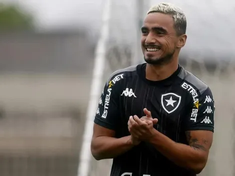 Lateral do Botafogo diz como se sente sobre atacante do Flamengo: "Tenho raiva"