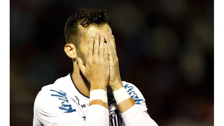 Thiago Calil/AGIF. Baptistão não viu falta no lance que originou o gol de uma possível vitória do Santos