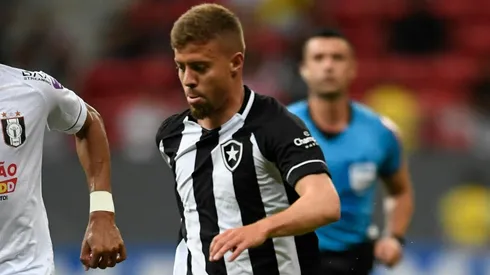 Foto: (Mateus Bonomi/AGIF) - Lucas Fernandes foi utilizado em quatro dos cinco jogos em que Luís Castro comandou o Botafogo