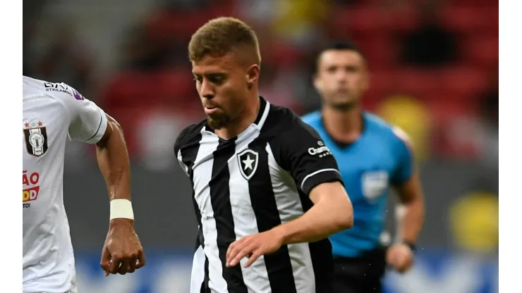 Foto: (Mateus Bonomi/AGIF) - Lucas Fernandes foi utilizado em quatro dos cinco jogos em que Luís Castro comandou o Botafogo