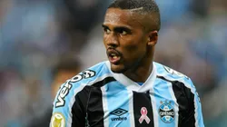 Pedro H. Tesch/AGIF - Douglas em ação pelo Grêmio.