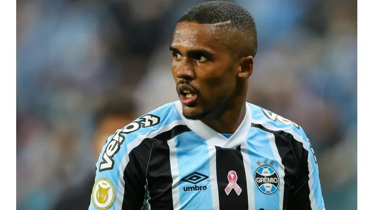 Pedro H. Tesch/AGIF - Douglas em ação pelo Grêmio.