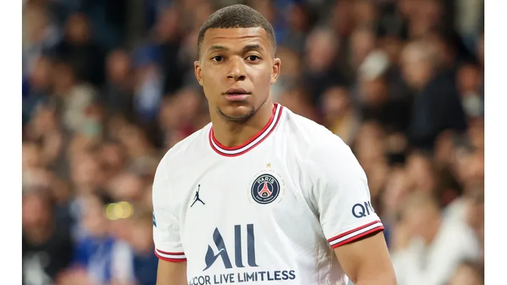 Possível saída de Mbappé abre brecha para torcedores torcerem por ex-atacante do Barcelona junto a Messi e Neymar no PSG