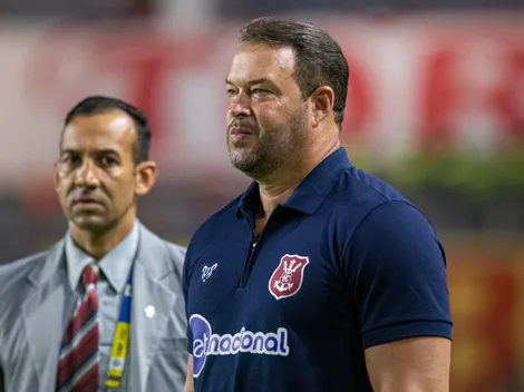 "Precisa de ajuda"; Roberto Fernandes aponta possíveis causas de má fase em atacante do Náutico