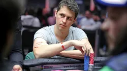 Bruno Volkmann recebe premiação de seis dígitos (Foto: BSOP)