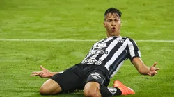 Pedro H. Tesch/AGIF - Kaio Jorge cai nas graças da torcida da Juventus