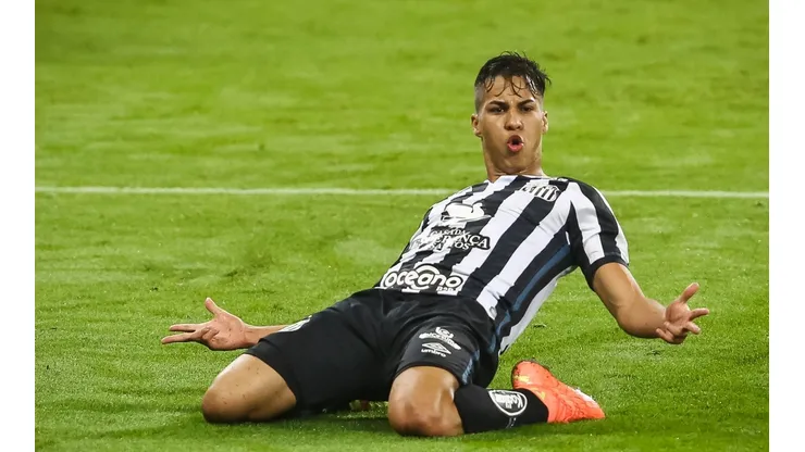 Pedro H. Tesch/AGIF - Kaio Jorge cai nas graças da torcida da Juventus