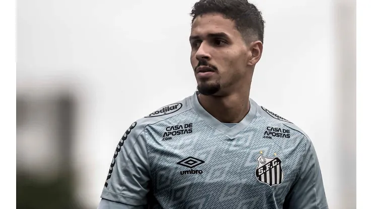 Foto: Ivan Storti/Santos FC - Adryelson, do Sport, foi considerado em 2021 o "substituto ideal" de Lucas Veríssimo, que rumou para o Benfica