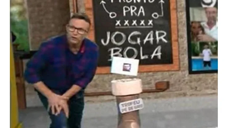 Neto ironiza marca alcançada por Luan no Timão e usa bolo para ‘parabenizar’ meia