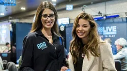 Vivian Saliba e Sam Abernathy representam o site que patrocina o torneio (Foto: 888poker)