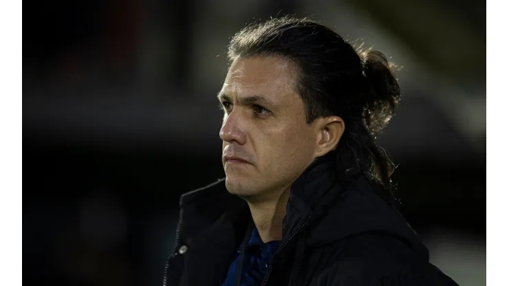 Foto: Diogo Reis/AGIF | Maurício Barbieri técnico do Bragantino durante partida contra o Estudiantes