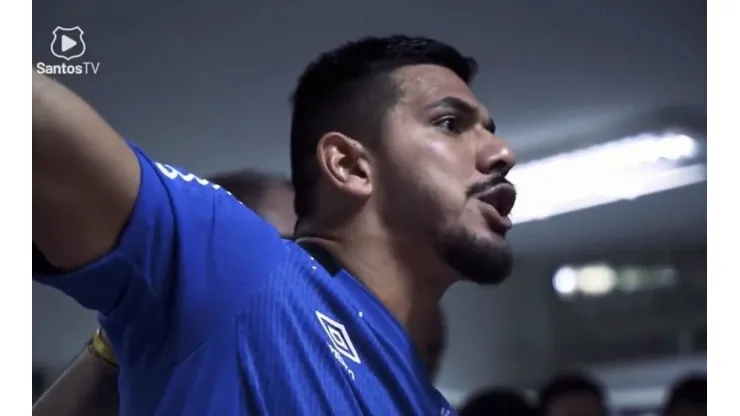 Foto: Reprodução Santos TV/YouTube | João Paulo 'arrepia' em preleção do Santos