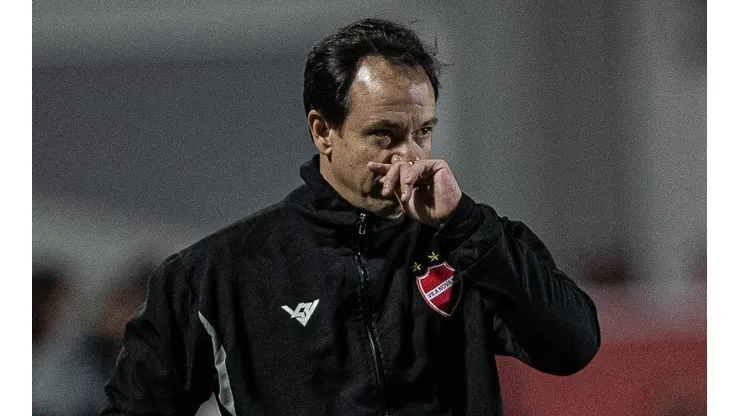 Foto: (Heber Gomes/AGIF) - Dado Cavalcanti comandou o Vila pela primeira vez nesta quinta (19)