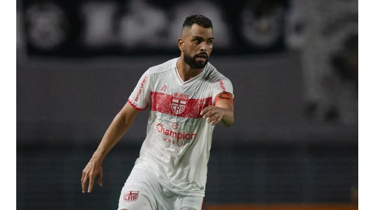 Foto: (Francisco Cedrim/AGIF) - Maicon não tem presença garantida no próximo jogo do CRB na Série B